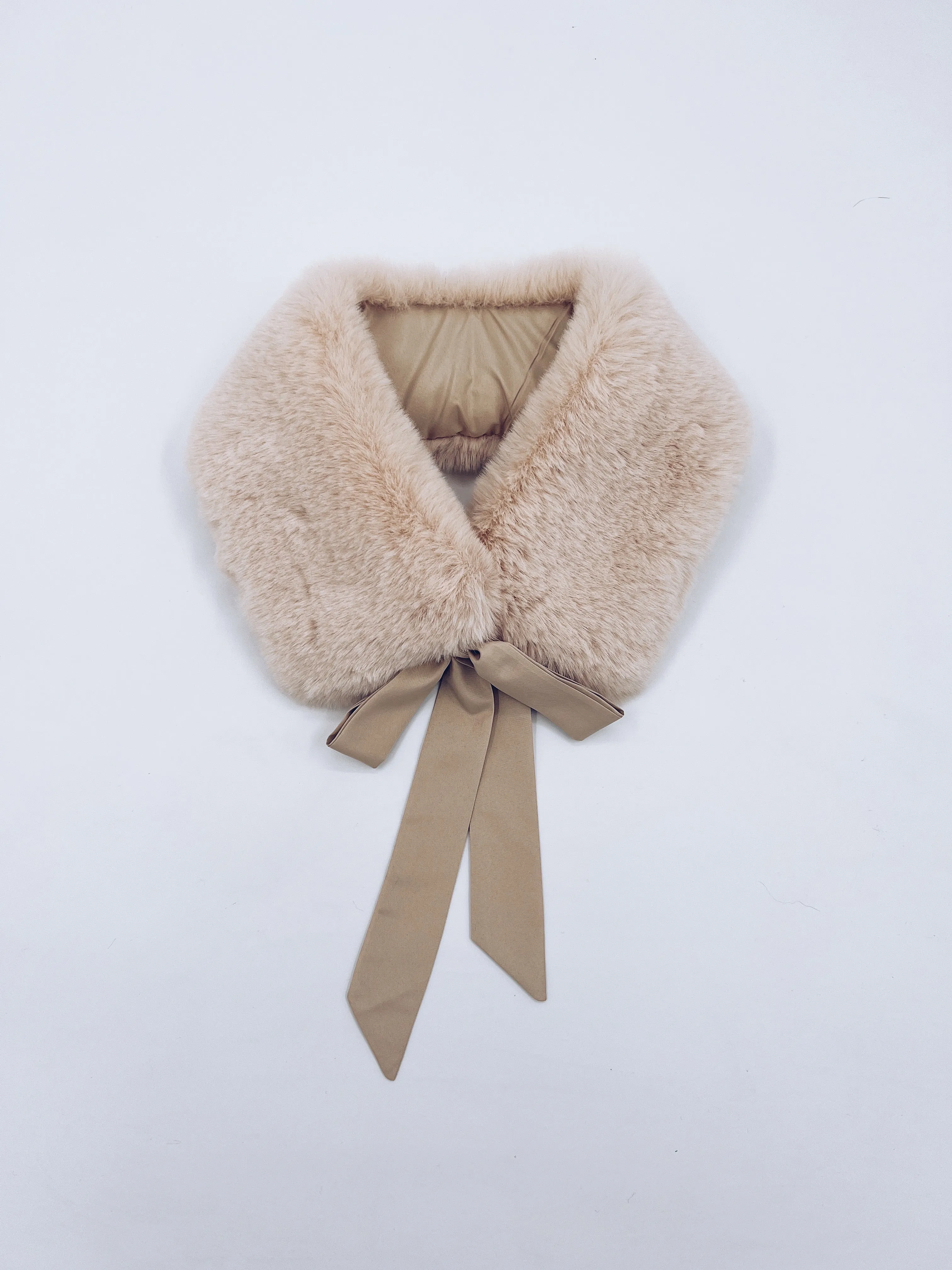 MI LOVES SIGNATURE Luxurious Synthetic fur collar with atlas bow .