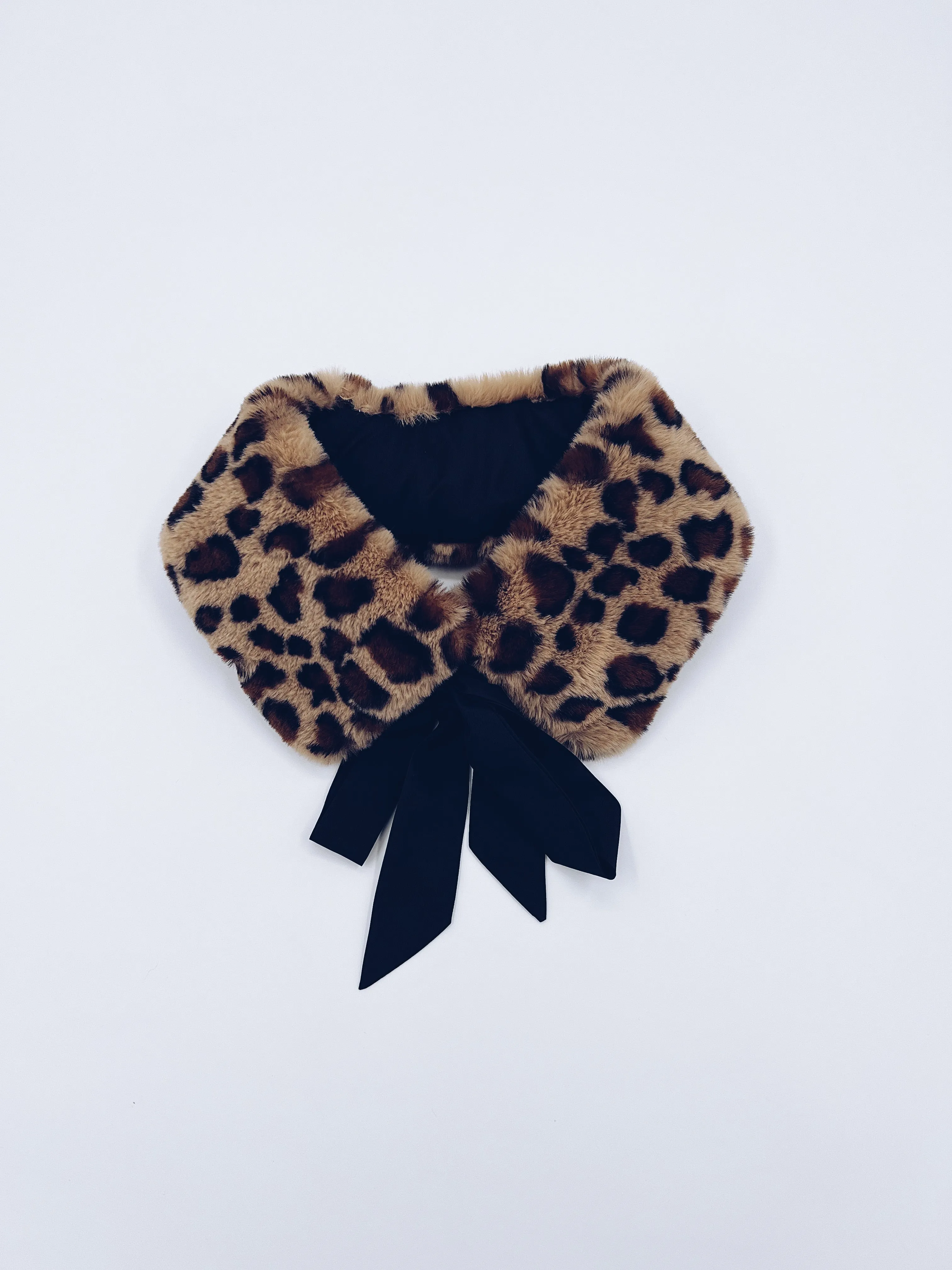 MI LOVES SIGNATURE Luxurious Synthetic fur collar with atlas bow .