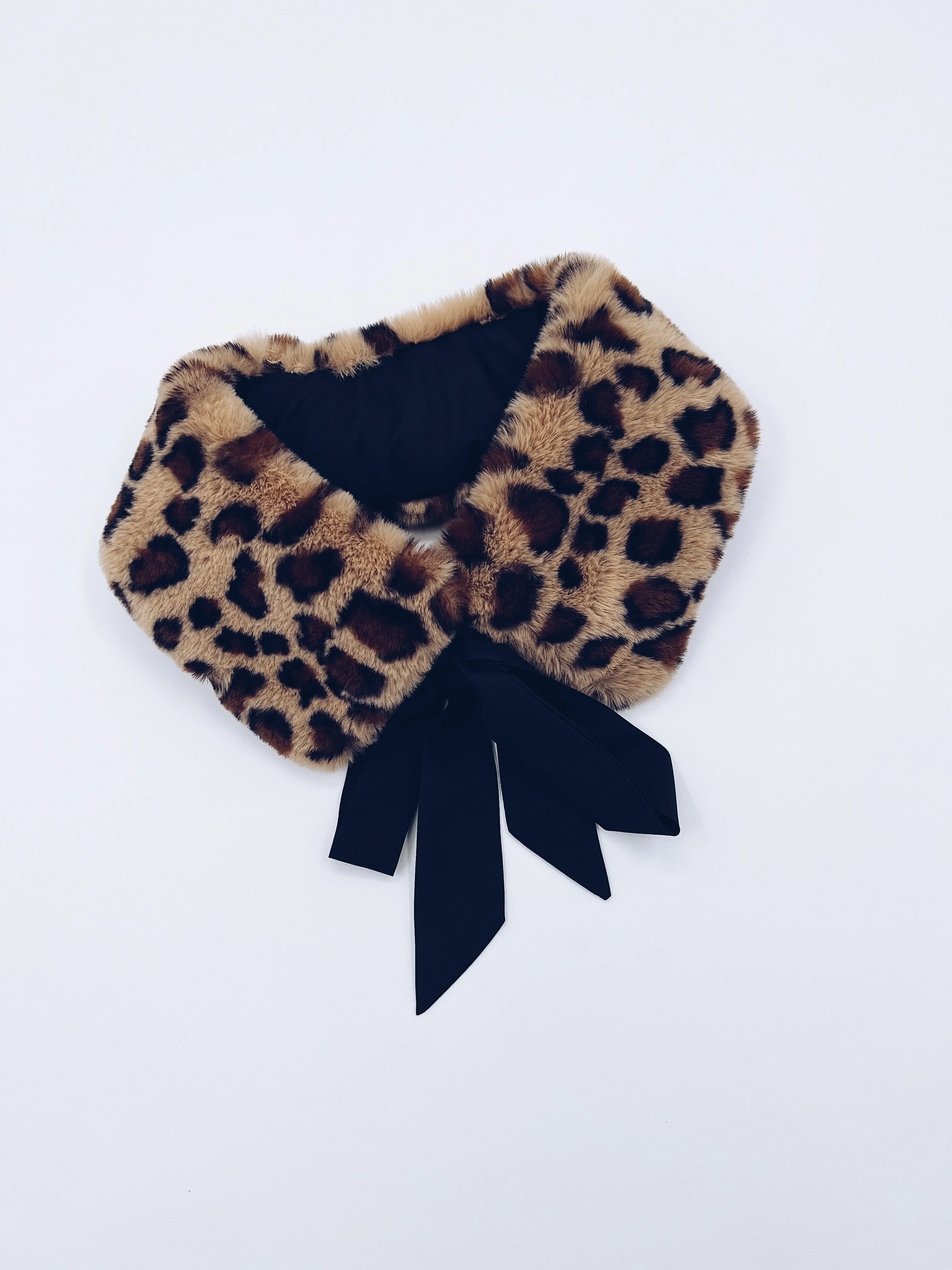MI LOVES SIGNATURE Luxurious Synthetic fur collar with atlas bow .