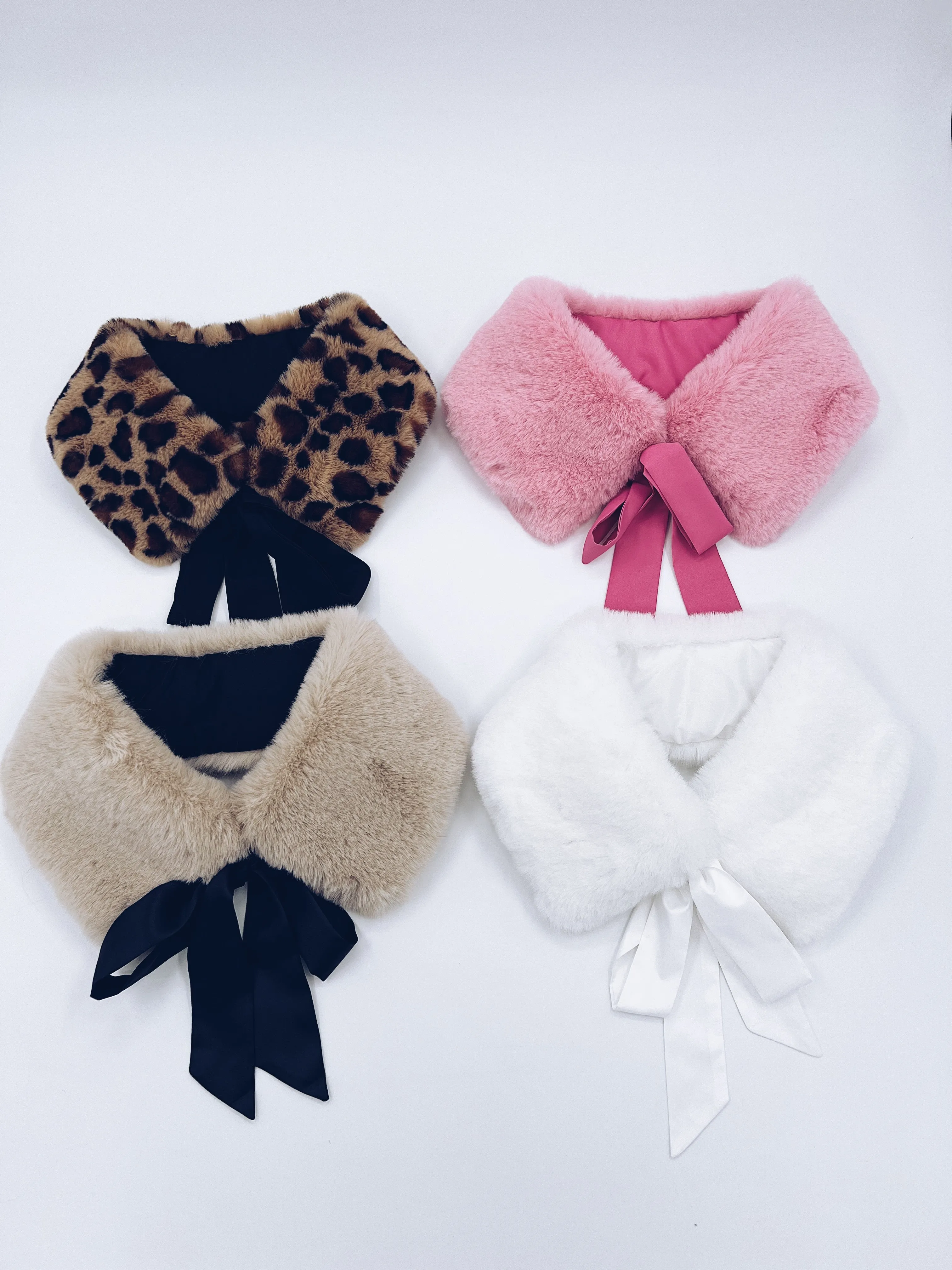 MI LOVES SIGNATURE Luxurious Synthetic fur collar with atlas bow .