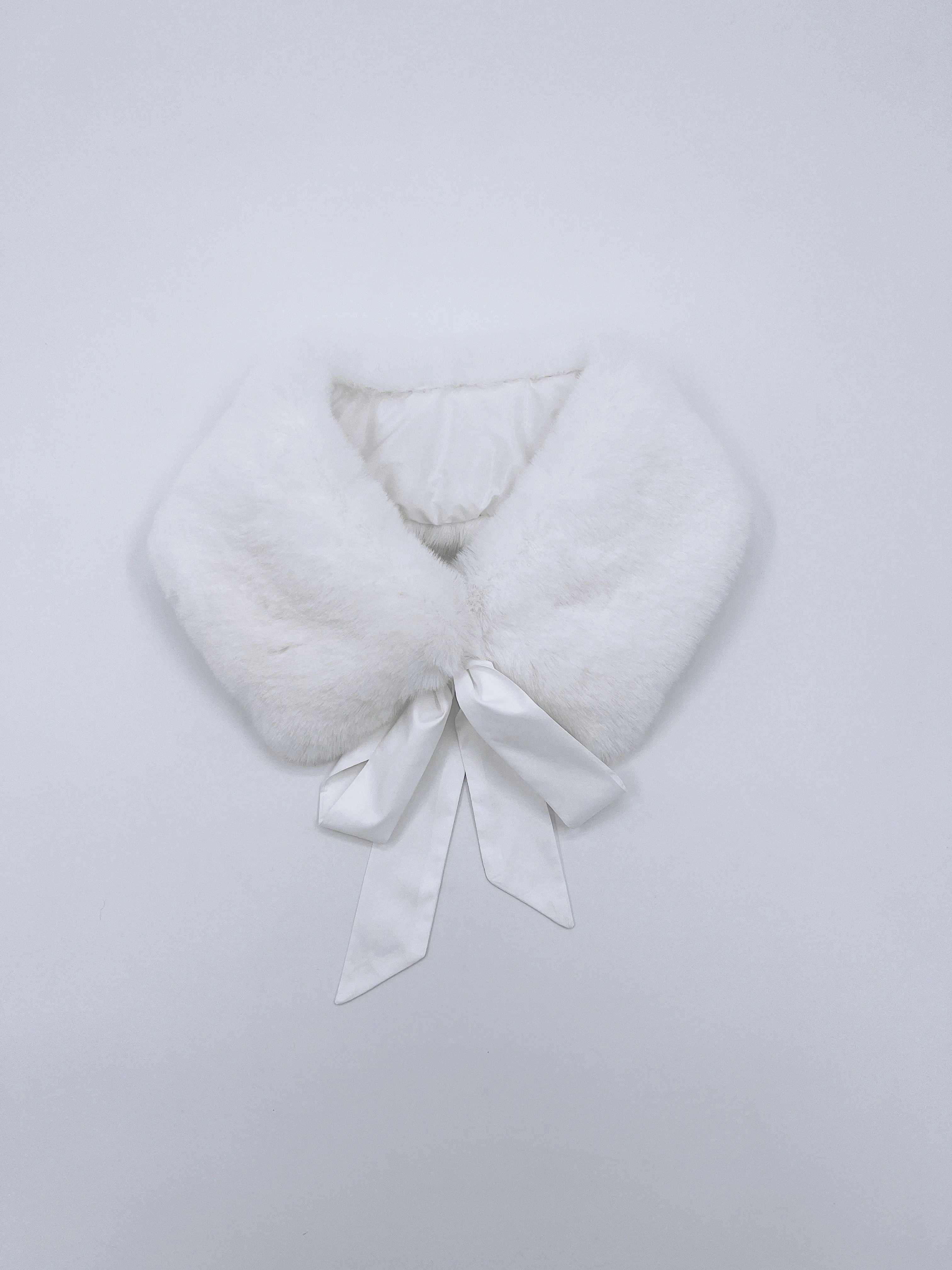 MI LOVES SIGNATURE Luxurious Synthetic fur collar with atlas bow .