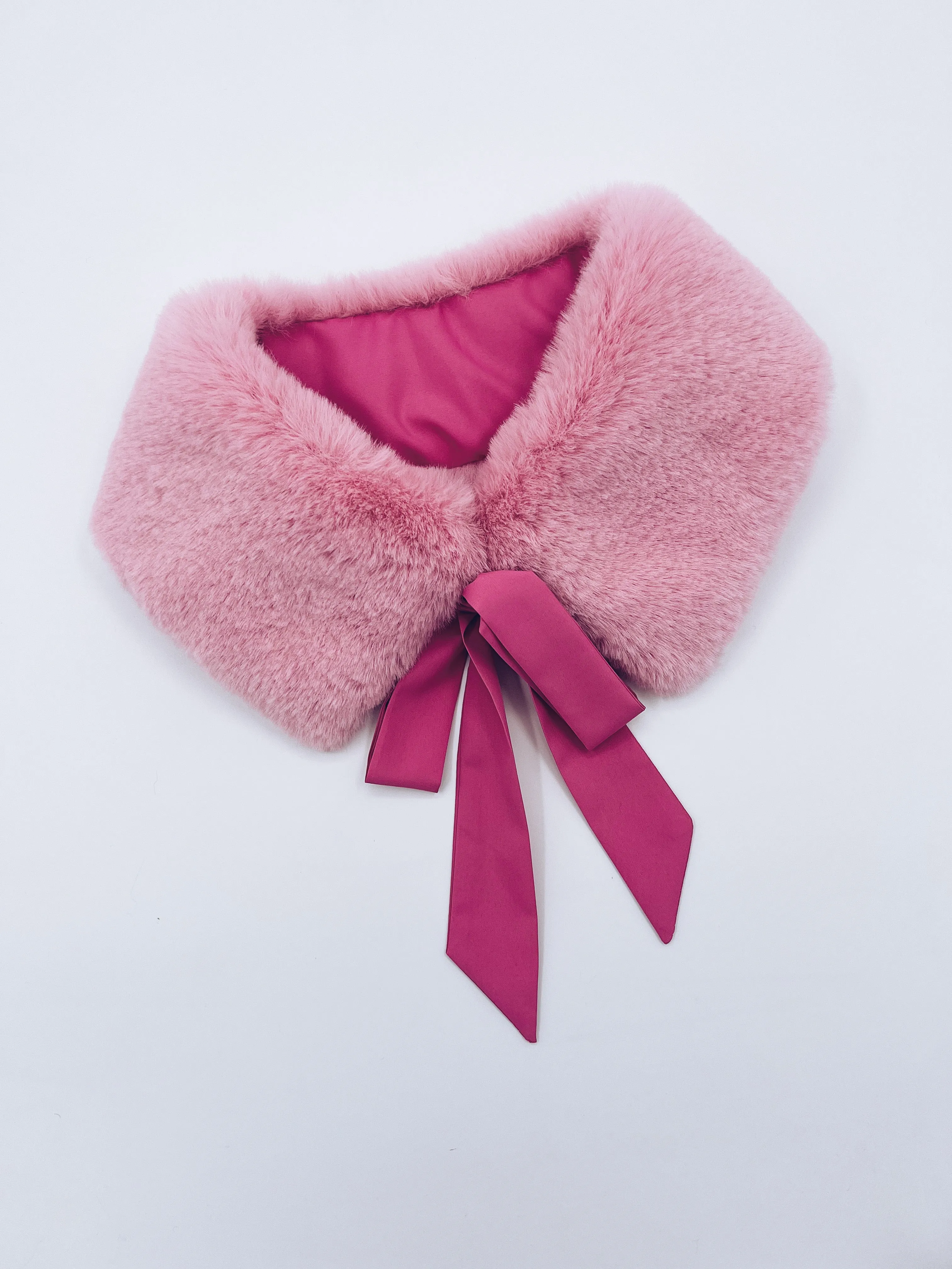 MI LOVES SIGNATURE Luxurious Synthetic fur collar with atlas bow .