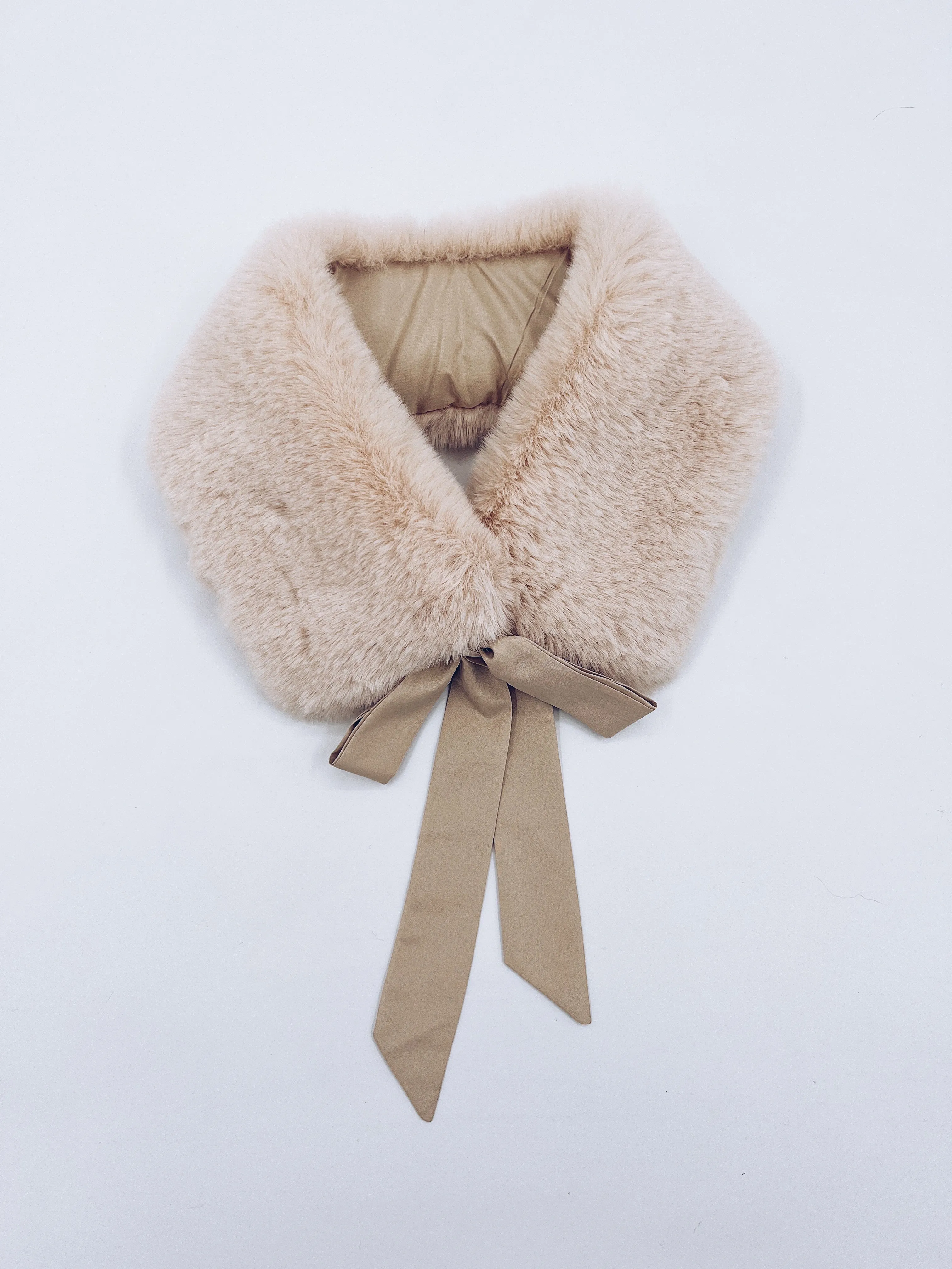 MI LOVES SIGNATURE Luxurious Synthetic fur collar with atlas bow .