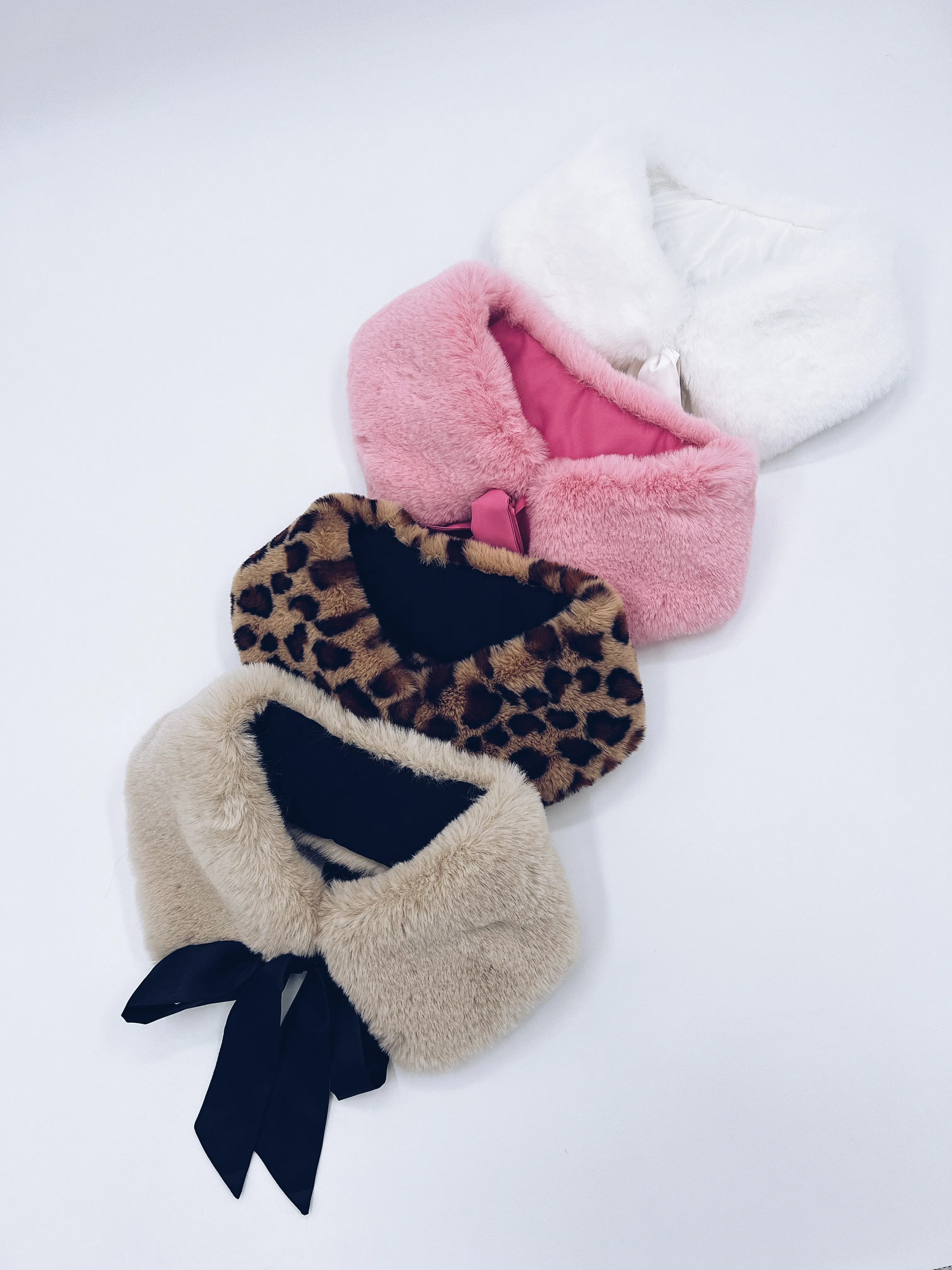 MI LOVES SIGNATURE Luxurious Synthetic fur collar with atlas bow .