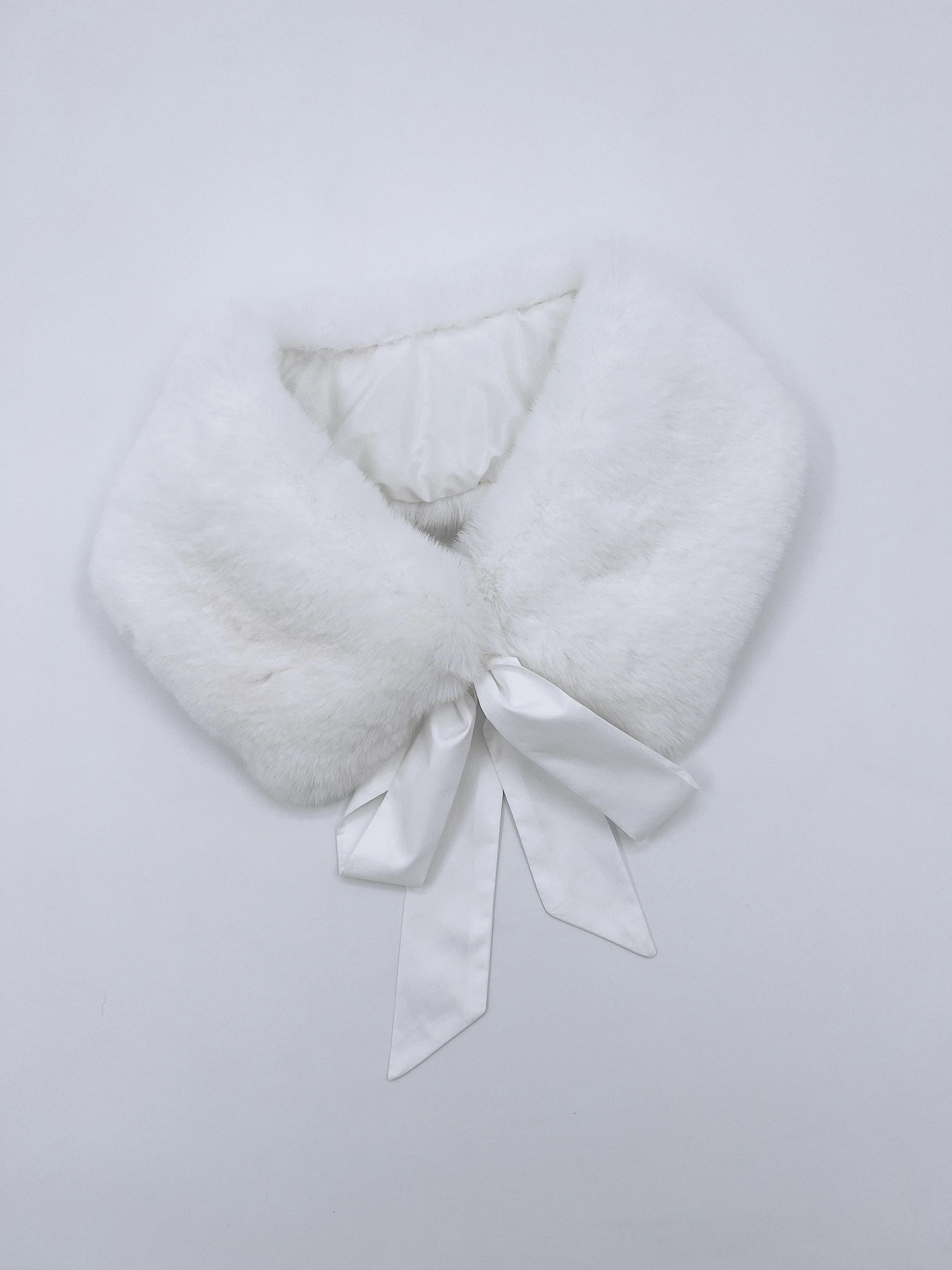 MI LOVES SIGNATURE Luxurious Synthetic fur collar with atlas bow .