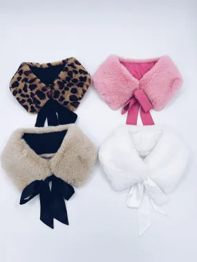MI LOVES SIGNATURE Luxurious Synthetic fur collar with atlas bow .