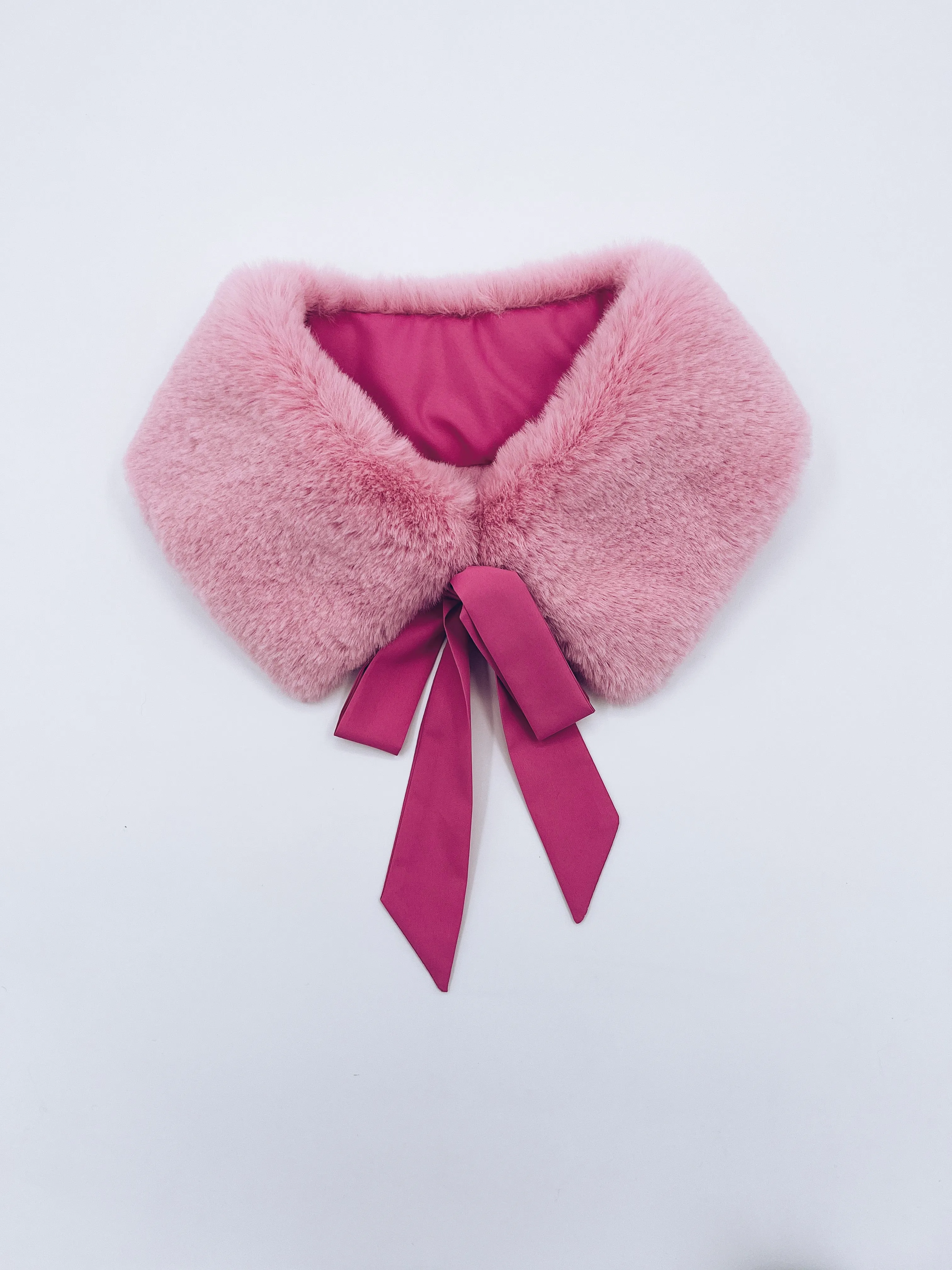 MI LOVES SIGNATURE Luxurious Synthetic fur collar with atlas bow .